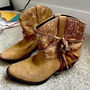 Dingo cowgirl Valerie boots booties  size 9 - worn 2 times
